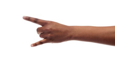 Siyah kadın el beyaz arka plan üzerinde izole keçi işareti yapma