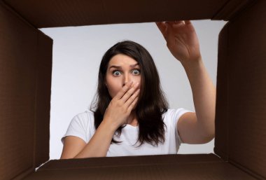 Şok Bayan Karton Hareketli Kutu Içinde Arıyorsunuz