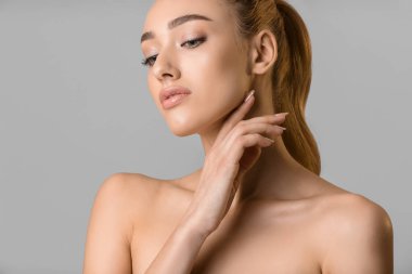 Güzellik portresi. Doğal makyaj ile genç kadın