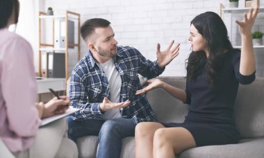 Genç çift evlilik danışmanlığı oturumunda ayrılıyor