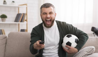Duygusal adam Tv'de futbol oyunu izliyor