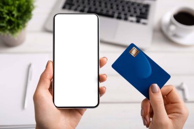 Kredi kartı ve boş akıllı telefon kullanan kadın