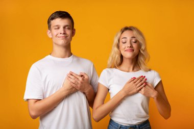 Müteşekkir bin yıllık çift göğüs üzerinde her iki avuç içi tutmak, şükran ifade