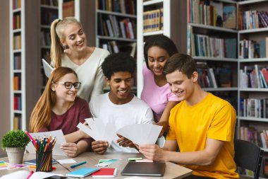 Mutlu grafik tasarımcıları yeni proje için renkleri kontrol