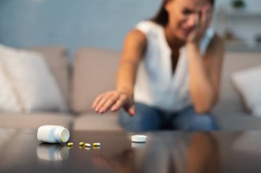 İntihar Kız Kanepede Kapalı Oturan Antidepresan Pills sonra Ulaşan