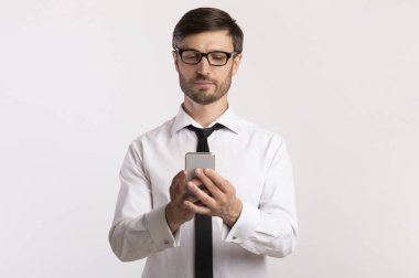 Ciddi İşadamı Beyaz Arka Planda Smarphone Kullanma