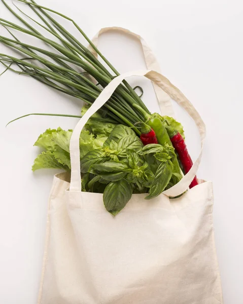 背景に緑の野菜と白いコトン袋 — ストック写真