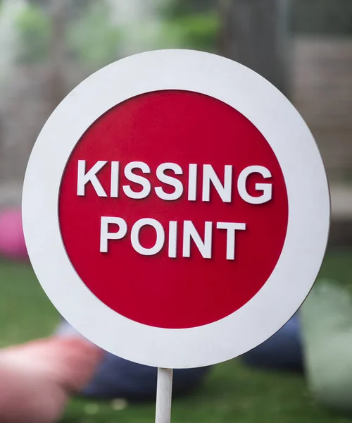 Primer plano de signo de punto de beso permaneciendo en el parque de la ciudad — Foto de Stock