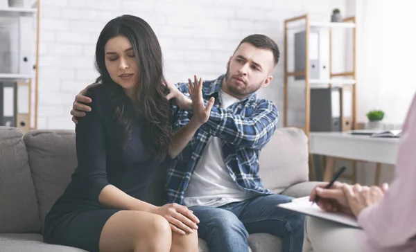 Mujer irritada negando a sus maridos tratan de reconciliarse —  Fotos de Stock