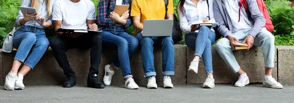 Étudiants utilisant un ordinateur portable et des livres, se préparant pour des conférences à l'extérieur — Photo