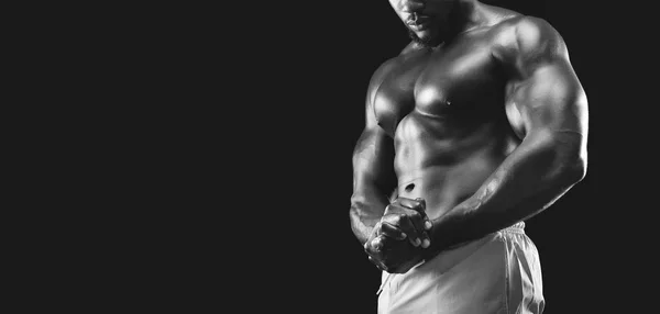 Genç siyah atlet onun kaslı göğüs gösteren — Stok fotoğraf