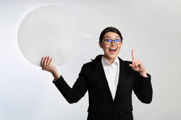 Üzletasszony Holding Speech Bubble mutatóujj fel, Studio shot — Stock Fotó