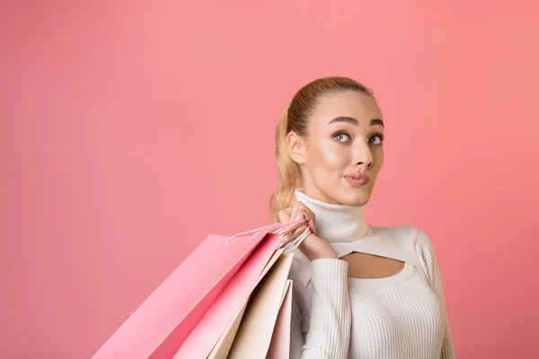 Sexta-feira negra. Menina com sacos de compras, fundo rosa — Fotografia de Stock