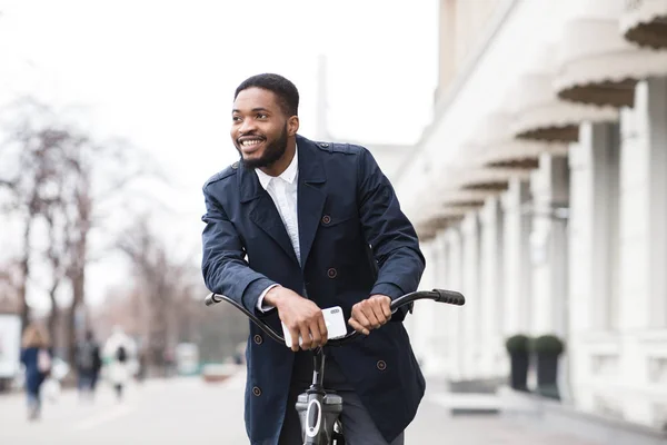 Africano americano em terno andando de bicicleta para o trabalho — Fotografia de Stock
