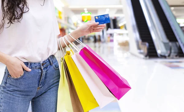 Vrouwelijke hand met shopping tassen en credit card — Stockfoto