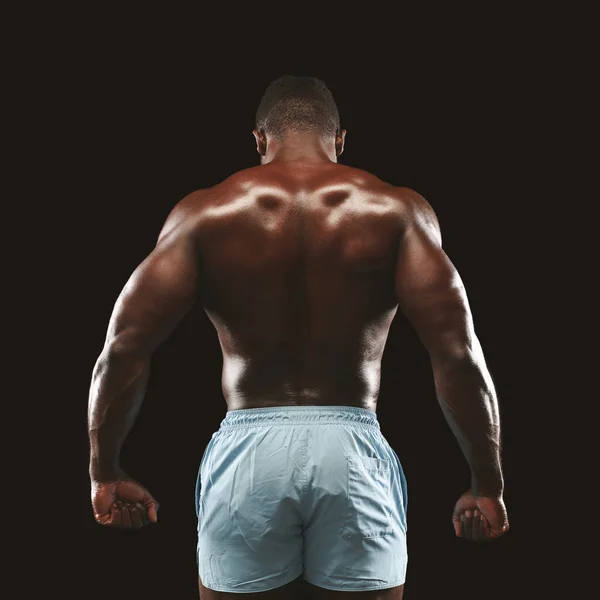Desportista afro-americano mostrando fortes músculos das costas — Fotografia de Stock