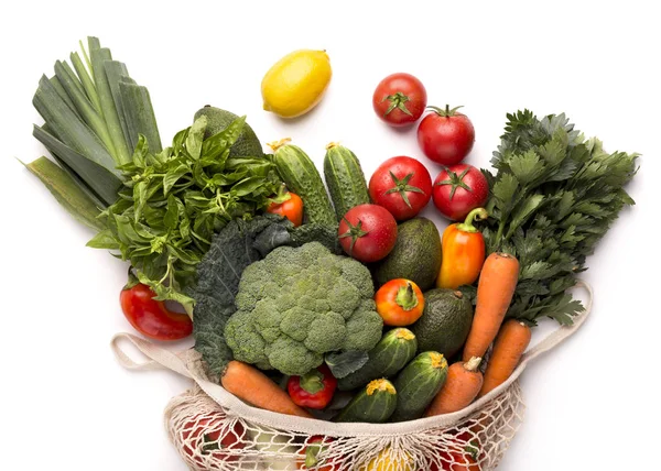 来自农场的新鲜蔬菜在白色生态袋内 — 图库照片