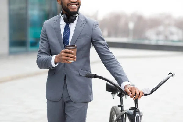 Empresário que vem trabalhar de bicicleta e beber café ao ar livre — Fotografia de Stock