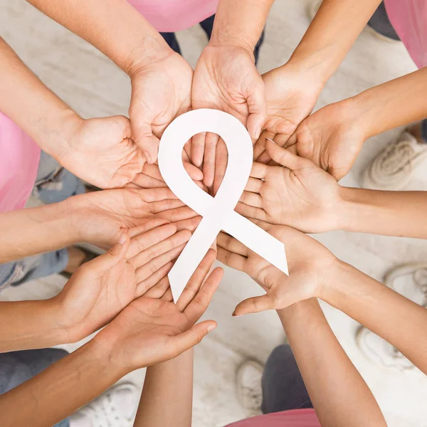 Frauen Hände Kreis hält Brustkrebs weißes Band, Ansicht von oben — Stockfoto