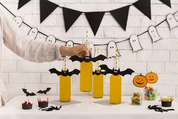 Yellow Potion för Halloween-fest med papper fladdermöss på toppen — Stockfoto