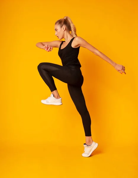 Fitness Girl jumping során cardio edzés, stúdió shot — Stock Fotó