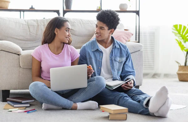 Junge schwarze Studenten arbeiten zu Hause gemeinsam am Laptop — Stockfoto