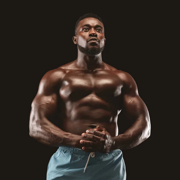 Retrato de deportista musculoso guapo demostrando su cuerpo — Foto de Stock