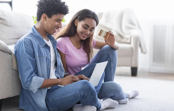 Adolescente pareja de compras en línea con tarjeta de crédito y portátil —  Fotos de Stock