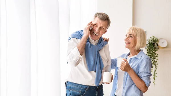 Felice uomo maturo parlando al telefono, bevendo tè — Foto Stock