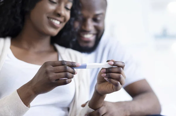 Preto maried casal segurando teste de gravidez, feliz com resultado positivo — Fotografia de Stock
