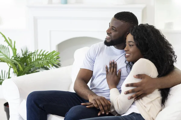 Jovem casal sentado em casa e pensando sobre o futuro juntos — Fotografia de Stock