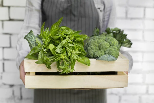 箱の中に有機野菜とエコグリーンの野菜を持つ女性 — ストック写真