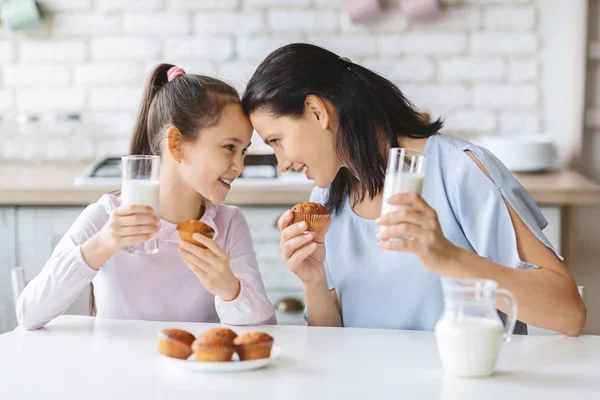 Carino bambina e sua madre sorridente e commovente fronte — Foto Stock