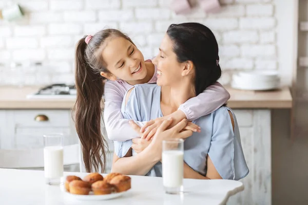 Mutfakta mutlu bir aile. Kızı arkadan annesi sarılma — Stok fotoğraf