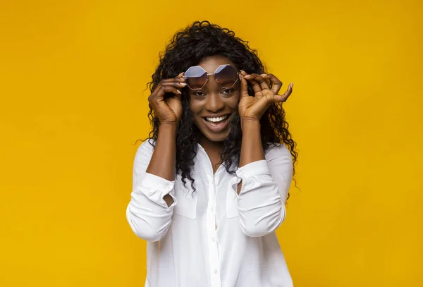 Jovem afro mulher brincando com seus óculos de sol — Fotografia de Stock