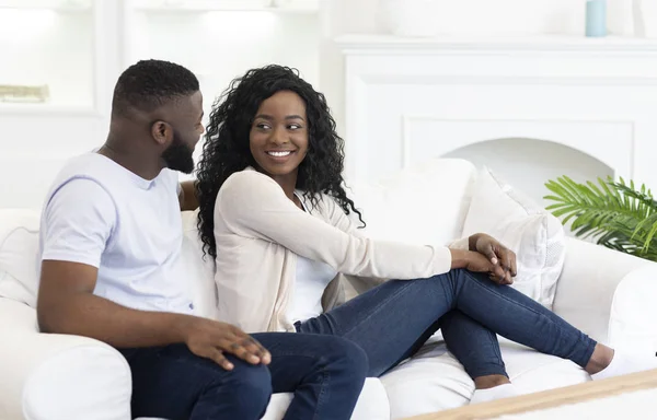 Afrikanisch-amerikanisches Paar hat Spaß zu Hause, genießt Wochenende zusammen — Stockfoto