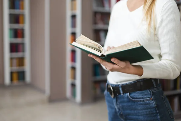 Caucásico chica leyendo libro en la biblioteca universitaria —  Fotos de Stock