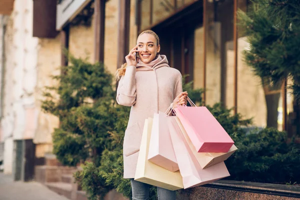 Mulher de moda feliz falando no celular depois de fazer compras — Fotografia de Stock