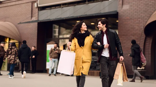 Consumerism concept. Couple shopping on weekend in mall — Stock Photo, Image