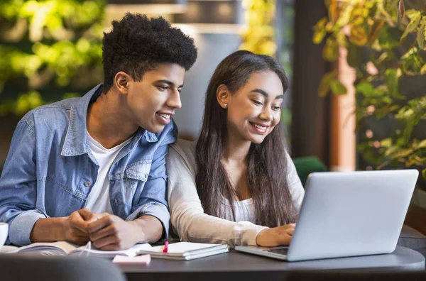 Studeren studenten kijken naar laptop en glimlachend — Stockfoto