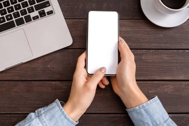 Kadınlar el tutma ve boş cep telefonu ekranına dokunma