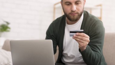 Adam online alışveriş, ödeme için kredi kartı kullanarak