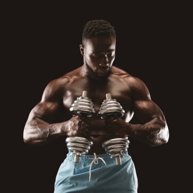 Metalik dambıllarla egzersiz motive genç adam