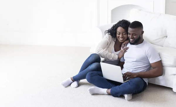 African American ζευγάρι κάθεται στο πάτωμα με φορητό υπολογιστή — Φωτογραφία Αρχείου