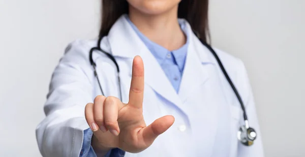 Doktor használata láthatatlan orvosi touchscreen préselés gomb, levágott, panoráma — Stock Fotó