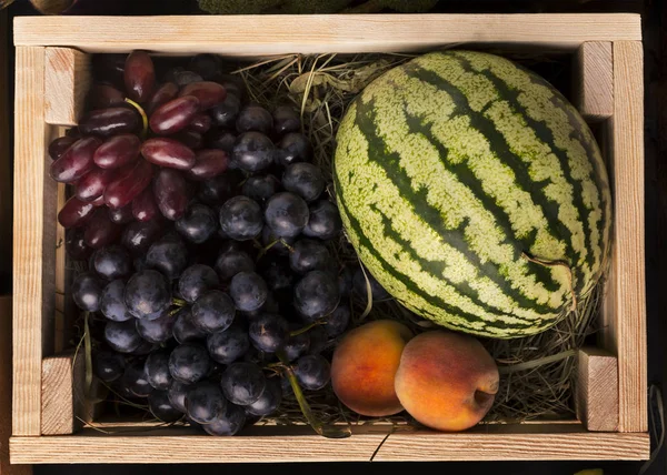 木箱にビタミンが豊富なエコフルーツ — ストック写真