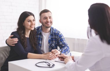 Klinikte doktor randevu genç çift