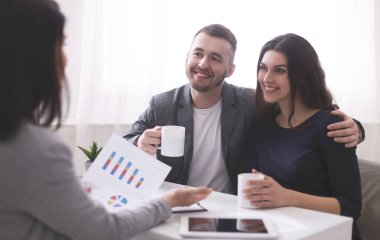 Genç bin yıllık çift kahve keyfi, mali danışman dinlerken