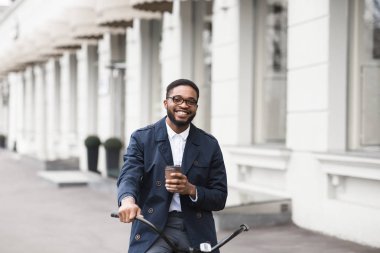 Mutlu girişimci kahve içiyor, bisiklete biniyor