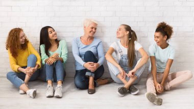 Beyaz Duvarın Yanında Yerde Dinlenen Çeşitli Bayanlar, Panorama